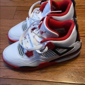 Jordan Retro 4 Red, black n white size 4 big kids